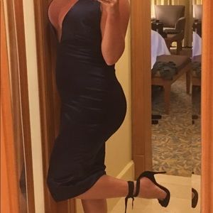 This was custom made. It’s silk and stunning. It only been worn once.